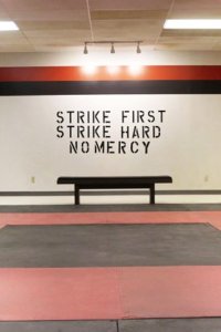 Cobra Kai – S01E02 – Strike First