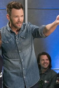 The Joel McHale Show with Joel McHale – S01E01 – Pickler, Pebbles, Pillows and Priestley
