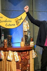 The Joel McHale Show with Joel McHale – S01E04 – Roller Coaster?