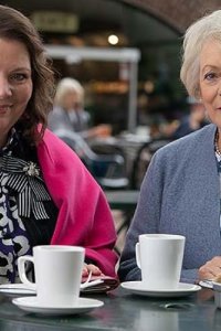 Hold the Sunset – S02E03 – Aunty Joan