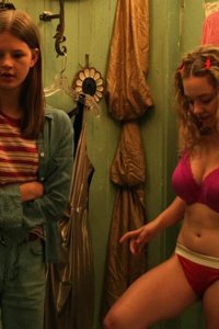 Everything Sucks! – S01E05 – What the Hell’s a Zarginda?