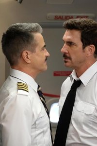 LA to Vegas – S01E03 – Two and a Half Pilots