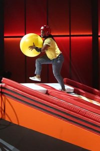 Ellen’s Game of Games – S01E05 – Just Keep Spinning