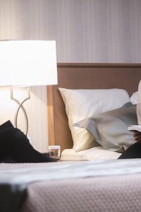 Room 104 – S01E07 – The Missionaries
