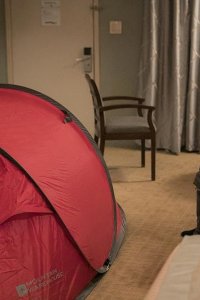 Room 104 – S01E10 – Red Tent