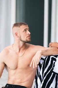 Claws – S01E01 – Tirana