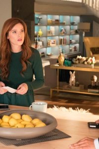 Famous in Love – S02E08 – Look Who’s Stalking