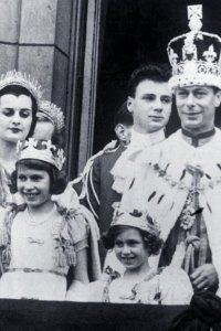 The Royal House of Windsor – S01E01 – Adapt or Die