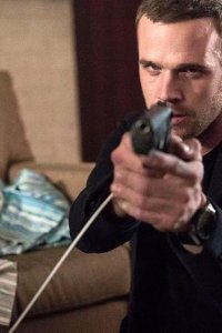 Ice – S01E04 – Two Handkerchiefs