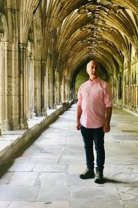 Britain’s Ancient Tracks with Tony Robinson – S01E03 – The North Downs Way
