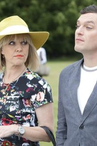 Agatha Raisin – S01E01 – The Walkers of Dembley