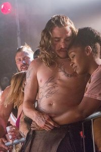 Outsiders – S02E10 – Stranger in a Strange Land