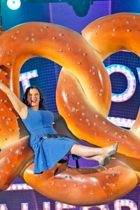 Crazy Ex-Girlfriend – S04E18 – Yes, It’s Really Us Singing: The Crazy Ex-Girlfriend Concert Special!