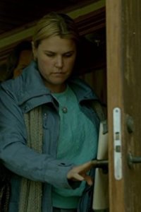 Ängelby – S01E06 – Vera träffar sina föräldrar för att ta reda på om hon och Jesper är kusiner.