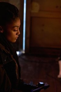 Between – S02E04 – Extraction