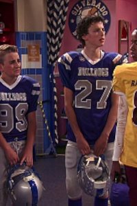 Bella and the Bulldogs – S02E03 – Personal Foul