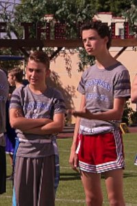 Bella and the Bulldogs – S02E10 – Parents & Pigskins