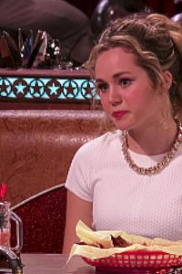 Bella and the Bulldogs – S02E14 – Party of Three