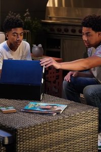 Black·ish – S08E07 – Sneakers by the Dozen