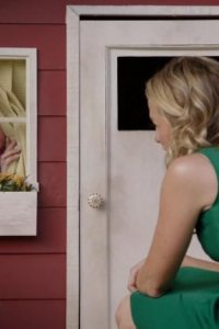 Playing House – S01E01 – Pilot
