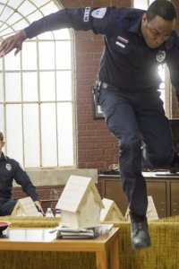 Sirens – S01E06 – The Finger
