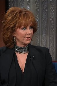 The Late Show with Stephen Colbert – S01E706 – Reba McEntire/Margaret Brennan/Alexander Skarsgård