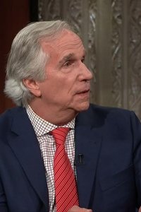 The Late Show with Stephen Colbert – S01E726 – Emilia Clarke/Henry Winkler/H.E.R.