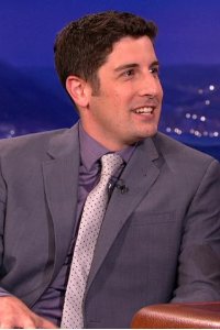 Conan – S01E593 – Jason Biggs/Omar Gonzalez/Ellie Kemper