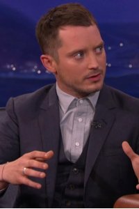 Conan – S01E795 – Elijah Wood/John Fogerty/Richard Thompson