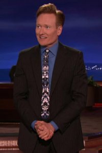 Conan – S01E921 – Christina Applegate/Adrienne C. Moore/Lukas Graham