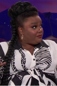 Conan – S01E1128 – Laurence Fishburne/Nicole Byer/Liza Anne