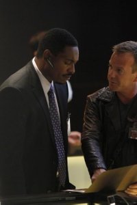 24 – S08E02 – Day 8: 5:00 p.m.-6:00 p.m.