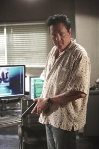 24 – S08E21 – Day 8: 12:00 p.m.-1:00 p.m.
