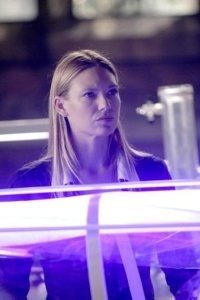 Fringe – S01E07 – In Which We Meet Mr. Jones