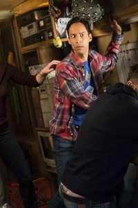 Community – S06E10 – Basic RV Repair and Palmistry