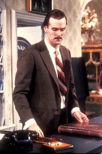 Fawlty Towers – S01E01 – A Touch of Class