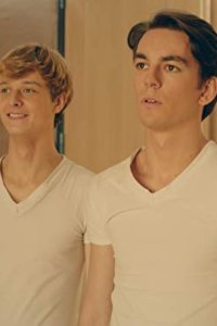 Find Me in Paris – S01E19 – Running in the Family