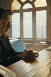 Watson – S01E10 – The Man with the Alien Hand