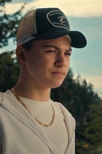 Under the Bridge – S01E06 – In Water They Sink as the Same