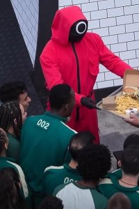Squid Game: The Challenge – S01E02 – The Man With The Umbrella