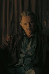 The Fall of the House of Usher – S01E01 – A Midnight Dreary