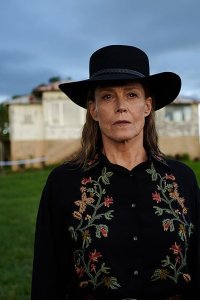 The Lost Flowers of Alice Hart – S01E01 – Part 1: Black Fire Orchid