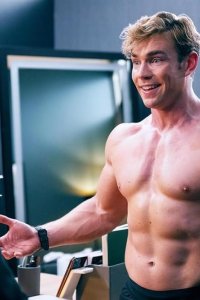 Glamorous – S01E06 – We Are at Capacity
