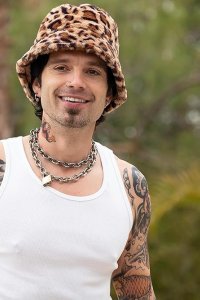 Pam & Tommy – S01E01 – Drilling and Pounding