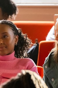 The Sex Lives of College Girls – S03E03 – Four to a Suite