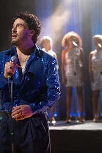 Acapulco – S01E04 – Crazy Little Thing Called Love
