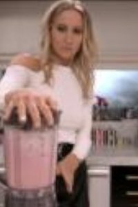 Cooking with Paris – S01E03 – Vegan Burgers and Fries with Nikki Glaser