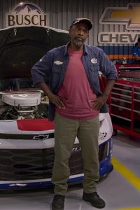 The Crew – S01E08 – Good Things Happen to Handsome People