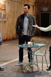 Call Me Kat – S01E10 – Business Council