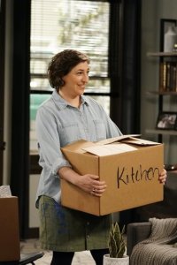 Call Me Kat – S01E11 – Moving In